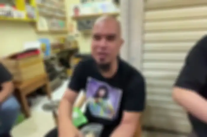 Ahmad Dhani pilih makan tahu tempe saat selamaten tiket konser dua hari Dewa 19 sold out di Malaysia.