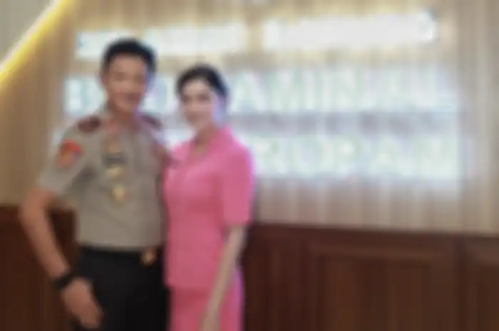 Brigjen Hendra Kurniawan disebut naik private jet saat mendatangi rumah Brigadir J di Jambi. Kata istrinya, Hendra punya mobil dengan cara nyicil.