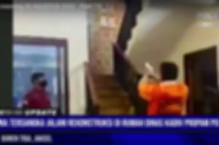 Ferdy Sambo memperagakan adegan menembak dinding rumah menggunakan pistol Brigadir J, dalam rekonstruksi, Selasa (30/8/2022)