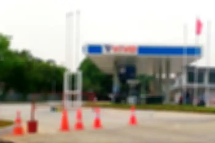 Ilustrasi cara cek lokasi SPBU VIVO di smartphone untuk dapatkan harga BBM yang lebih murah dari Pertamina.