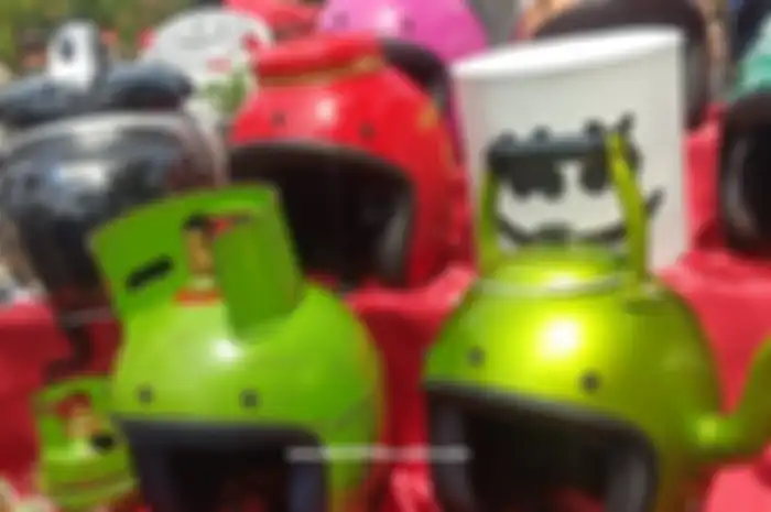 Helm bentuk teko, tabung gas elpiji, kaleng biskuit sampai magic com ada di Otobursa Tumplek Blek 2022.