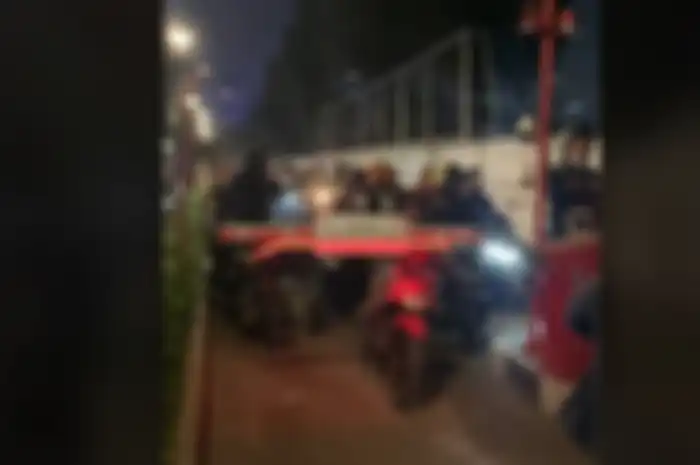Video pemotor ngotot mau keluar parkiran GBK lewat pintu masuk bikin netizen geram.