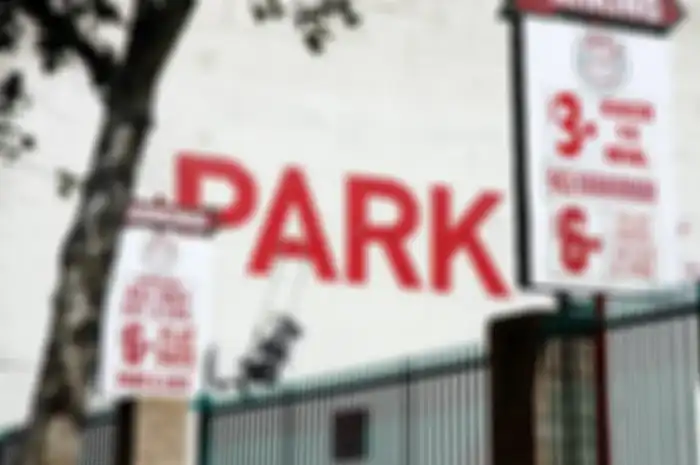 Salah satu bangunan di Los Angeles dengan grafitti Banksy di dindingnya akan dilelang dengan harga ratusan miliar.