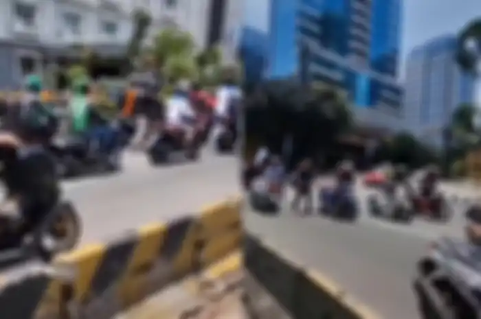 Video massa buruh dorong motor di Jalan S. Parman, Jakarta Barat menuju Gedung DPR RI, Selasa (6/9/2022).