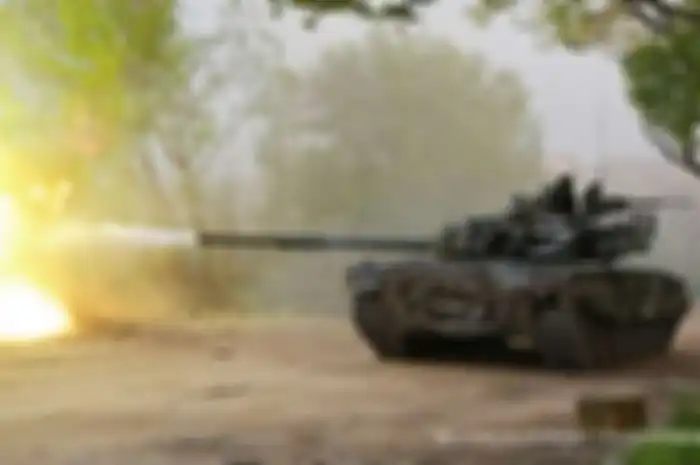 Pasukan Rusia menembak dari sebuah tank selama pertempuran di dekat pabrik baja Azovstal di kota pelabuhan selatan mariuopol, Ukraina.