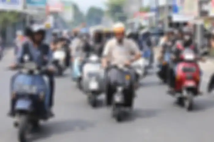 Ganjar Pranowo saat riding menggunakan Skuter Bajaj Super 150 rakitan 1980.