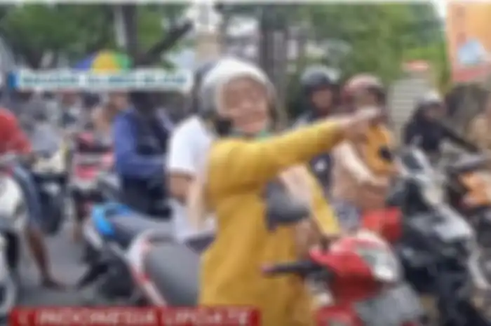 Video mahasiswa enggak berkutik kena omelan emak-emak saat demo kenaikan BBM di Makassar.