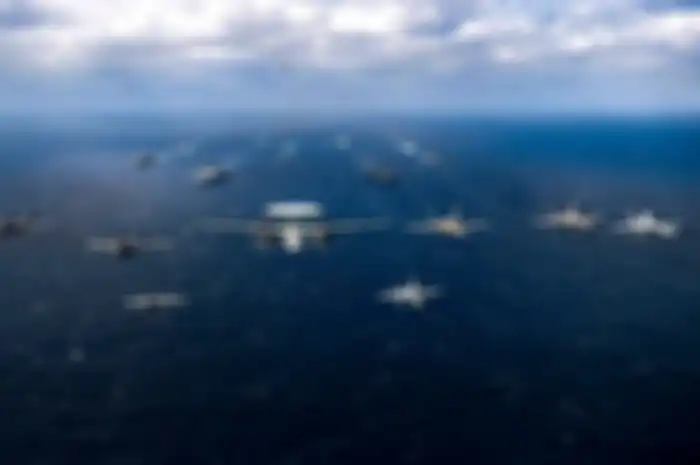 Pesawat yang ditugaskan ke Carrier Air Wing (CVW) 2 dan CVW 9 terbang di atas Laut Filipina pada 22 Januari 2022.