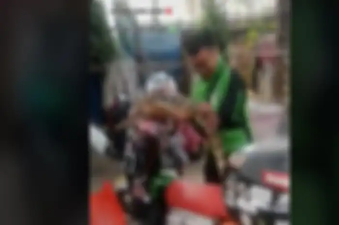 Seorang driver ojol dapat orderan antar biawak.