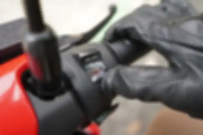 Tombol penghemat BBM pada motor matic Honda yang bernama Idling Stop System (ISS).