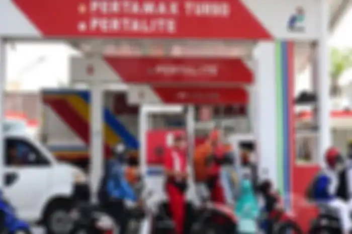 Foto ilustrasi motor isi bensin. Harga Pertalite naik jadi Rp 10 ribu per liter, ternyata segini harga aslinya.