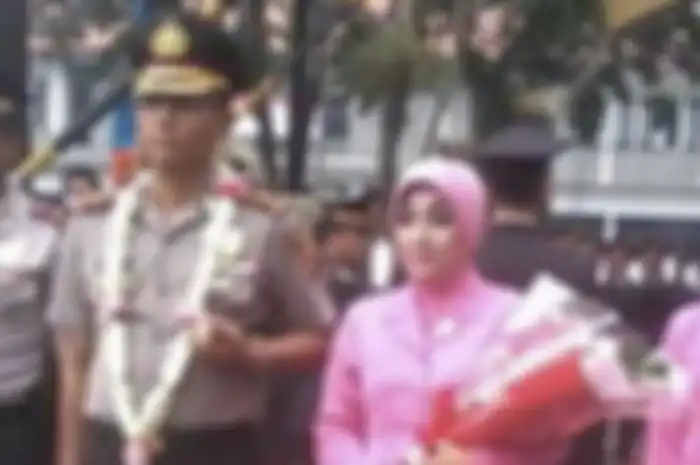 Istri Kombes Agus Nurpatria, Diah Ayu Anggraeni jadi sorotan usai lakukan aksi tak terduga ini. Suaminya dipecat karena kasus Ferdy Sambo.