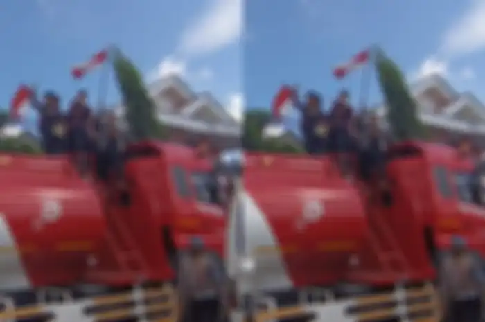 Penampakan mahasiswa demo sampai bajak truk tangki pertamina, sebagai bentuk penolakan harga BBM naik.