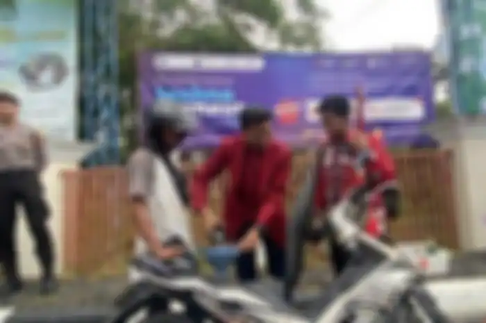 Salut, Ikatan Mahasiswa Muhammadiyah di Banjarmasin bagi-bagi Pertalite gratis untuk para pemotor dan warga.