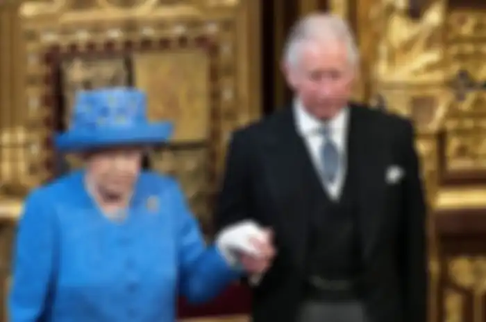 Pangeran Charles dan Ratu Elizabeth II.