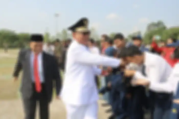 Wali Kota Cilegon Helldy Agustian sebelum digoyang penolakan gereja sempat digeruduk massa demo gegara masalah ini. Foto sosoknya viral. 