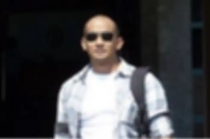 Anggota Timsus Polri kegirangan saat istri anak buah Ferdy Sambo tiba-tiba menyerahkan barang bukti vital ini. Foto Kompol Baiquni Wibowo disorot.