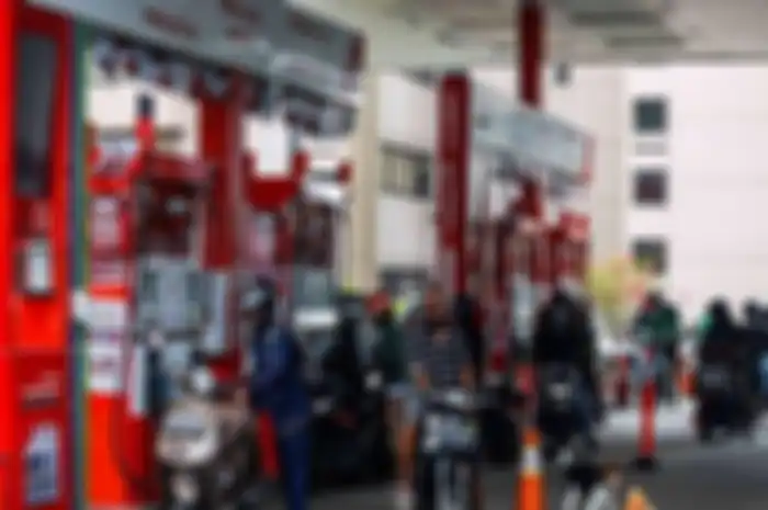 Foto ilustrasi motor di SPBU. Harga BBM bakal turun di tengah harga minyak dunia turun, serius nih?