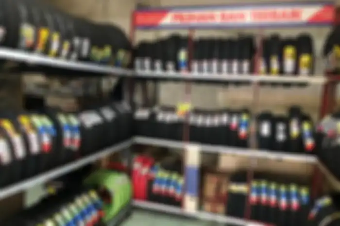 Dampak dari kenaikan harga Pertalite, Planet Ban toko spesialis jualan ban motor ikut menyesuaikan harga, ada kenaikan mulai dari Rp 10 ribu hingga Rp 15 ribu.