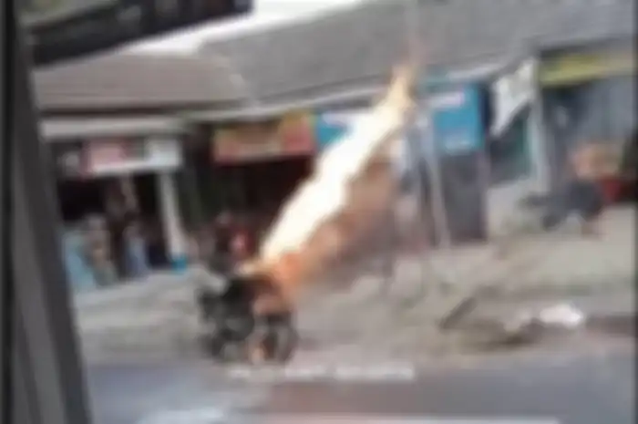 Video detik-detik Suzuki Thunder semburkan api dari tangki bahan bakar di Petukangan Utara.