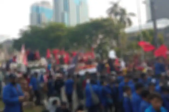 Gubernur Bengkulu Rohidin Mersyah nongkrong bareng mahasiswa pengunjuk rasa. Demo BBM naik di Patung Kuda malah ricuh.