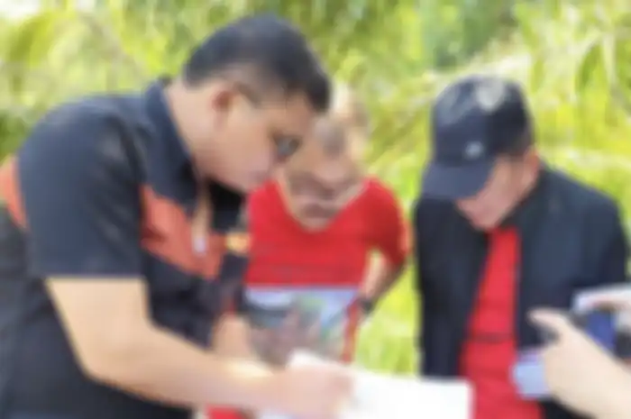 Pengacara Brigadir J yang dikira hilang usai diusir Dirtipidum diam-diam dapat job baru dari juragan tanah. Foto Kamaruddin jadi sorotan.