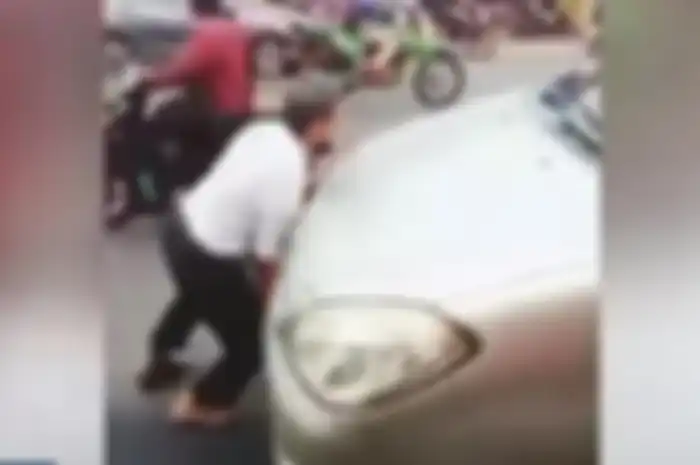 Ketua RT di Jatiwaringin terlibat cek-cok dengan sopir yang mengaku anggota polisi.