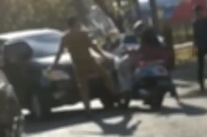 Aksi viral ASN yang bikin murka Bupati Sinjai gegara tendang motor ternyata dipicu masalah sepele ini. Foto tampangnya disebarkan.
