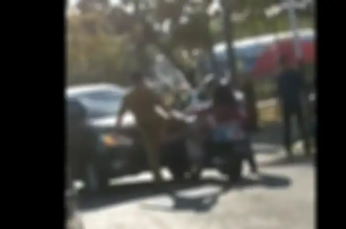 Video oknum ASN keluarkan jurus tendangan kung fu ke pemotor wanita sampai nyungsep
