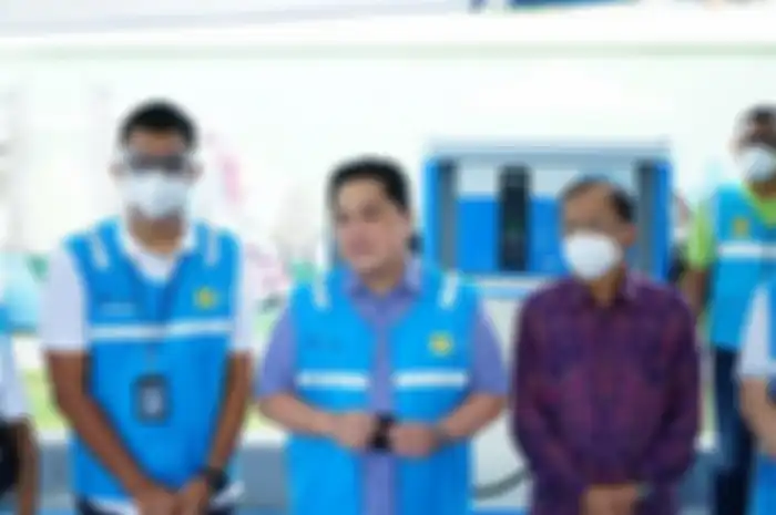 Menteri BUMN Erick Thohir (tengah) minta semua BUMN pakai kendaraan listrik, baik mobil listrik maupun motor listrik.