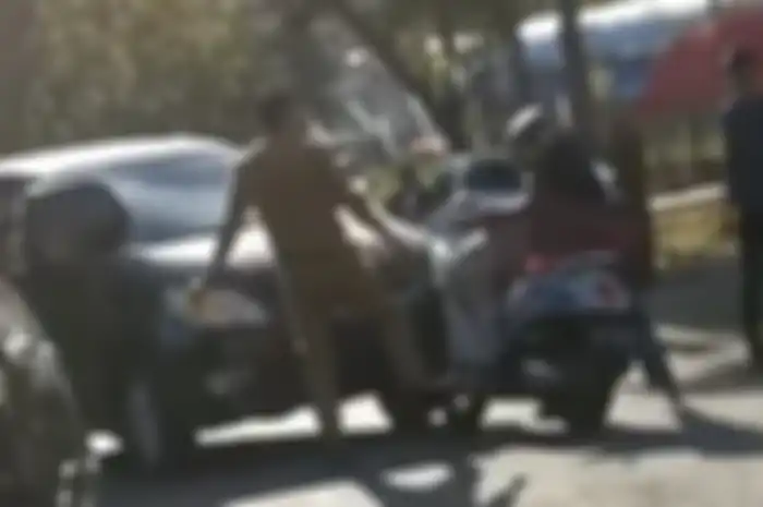 Siswi SMP yang terlanjur diviralkan jadi korban tendangan ASN Sinjai ikut dapat hukuman ini dari polisi. Foto wajahnya disimpan.