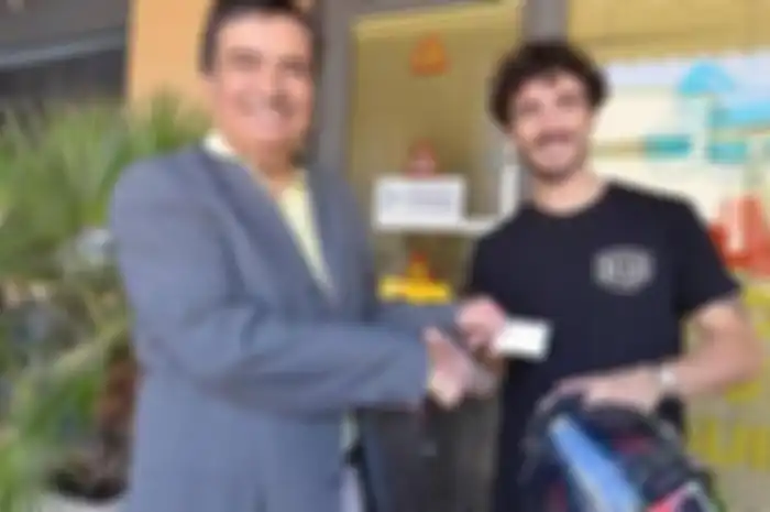 Pembalap MotoGP Francesco 'Pecco' Bagnaia menerima SIM atau Lisensi A3 miliknya.