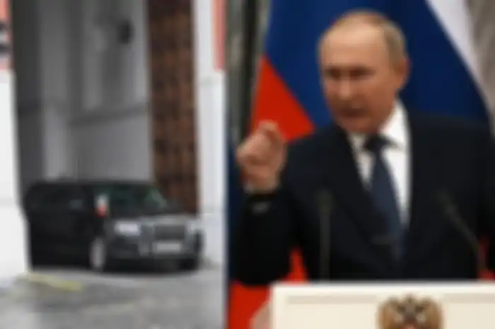 Vladimir Putin dan mobil kepresidenan Aurus Senat L700