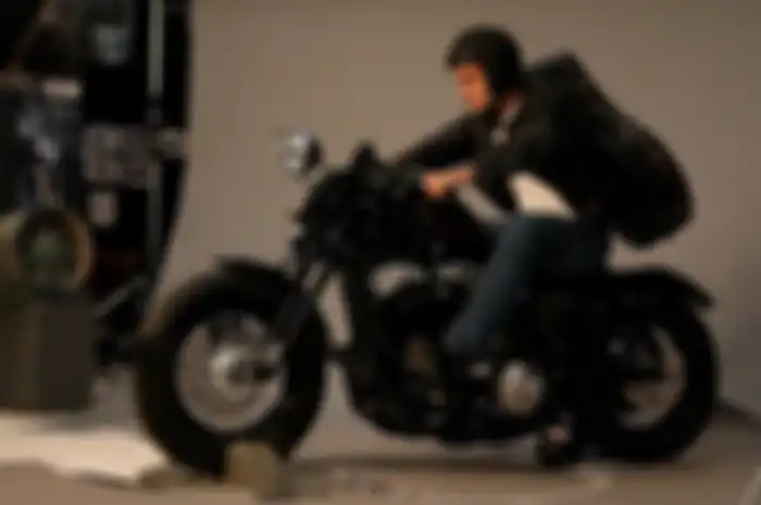 Roger Federer pernah naik motor custom yang terlihat seperti Harley-Davidson Sportster 48.
