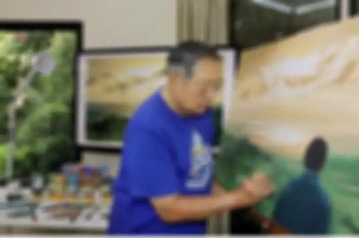 SBY harus turun gunung karena anak emasnya terancam gagal ikut Pilpres 2024. Hobi melukis sampai ditinggal. Foto mantan presiden disorot.