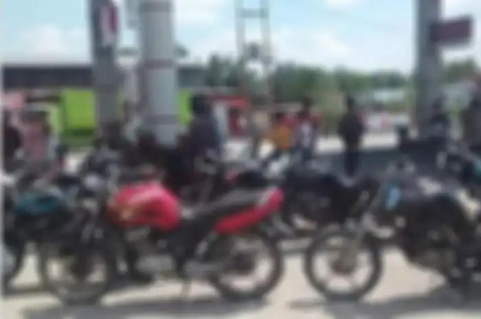 Motor Suzuki Thunder antri isi Pertalite, SPBU Pertamina hanya membolehkan isi sekali dalam sehari khusus Suzuki Thunder.