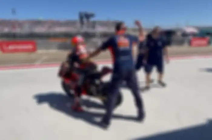 Dua kru Sterilgarda Husqvarna Max Racing Team milik Max Biaggi mencegah pembalap Red Bull KTM Tech3, Adrian Fernandez untuk mengikuti sesi kualifikas Moto3 Aragon 2022.