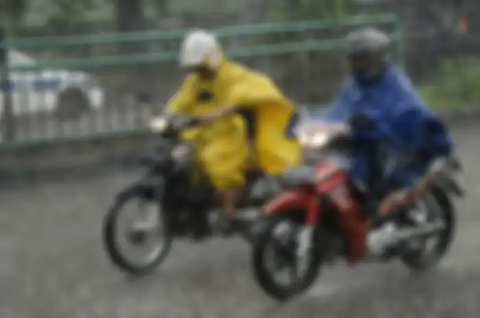 Foto ilustrasi. Cuaca buruk melanda, bikers musti terapkan logic riding saat naik motor. Pakar safety kasih penjelasan.