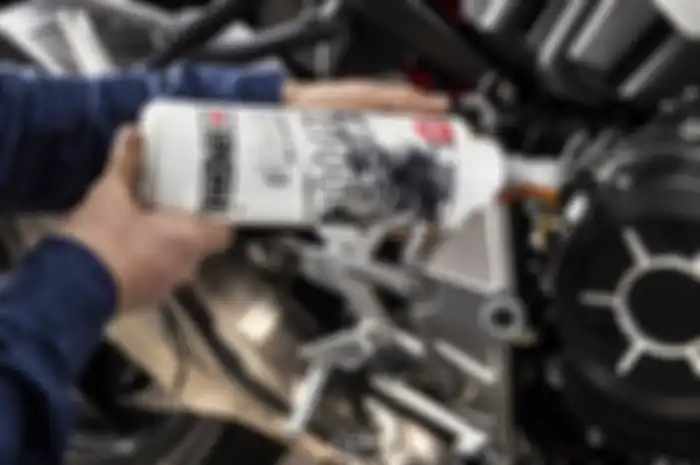 Oli IPONE khusus motor sport yaitu R4000 RS