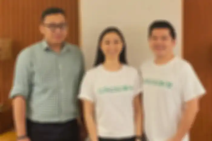 Direktur Tokoscore Evita Soetjoadi (tengah) dan CEO Tokoscore sekaligus CTO Tokopedia Herman Widjaja (kanan).