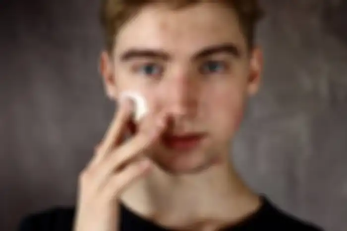 Cowok dengan jenis kulit Acne prone type