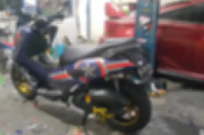 Cutting sticker di Yamaha NMAX garapan Graphic Factory mulai Rp 1,6 jutaan nih! Cocok dilirik untuk modifikasi motor murah dan terjangkau.
