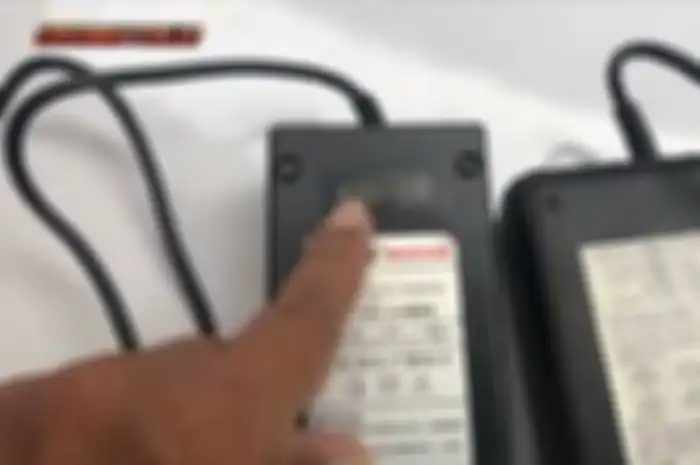 Perhatikan spek dari charger baterai motor listrik agar bisa digunakan di rumah kita