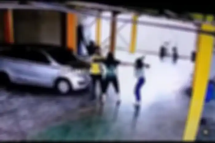 Disangka selingkuhan, video seorang penumpang wanita dianiaya istri driver ojol.