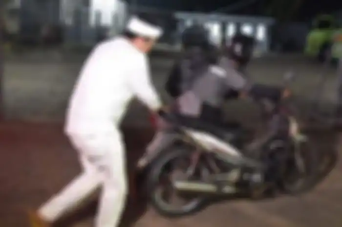 Dedi Mulyadi Anggota DPR RI digugat cerai istrinya, sempat membantu dorong motor bapak tua pengantar galon.