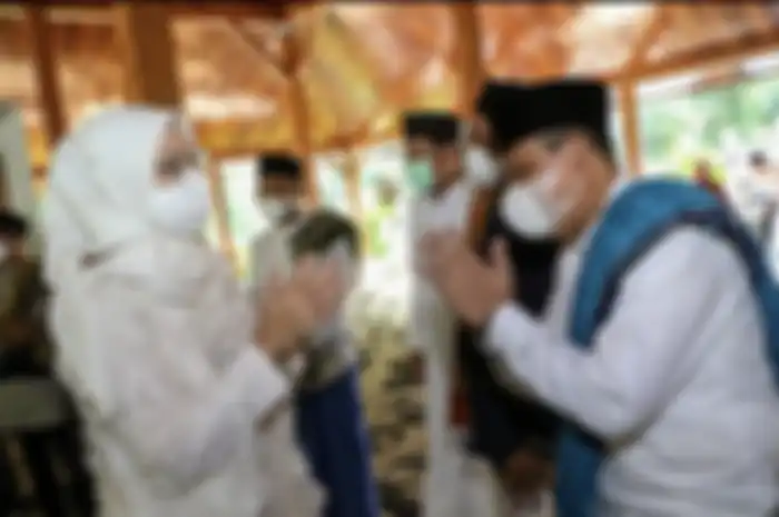 Berikut ini 7 foto momen Lebaran Bupati Purwakarta tanpa didampingi suaminya, Dedi Mulyadi. Netizen sudah curiga petunjuk itu.