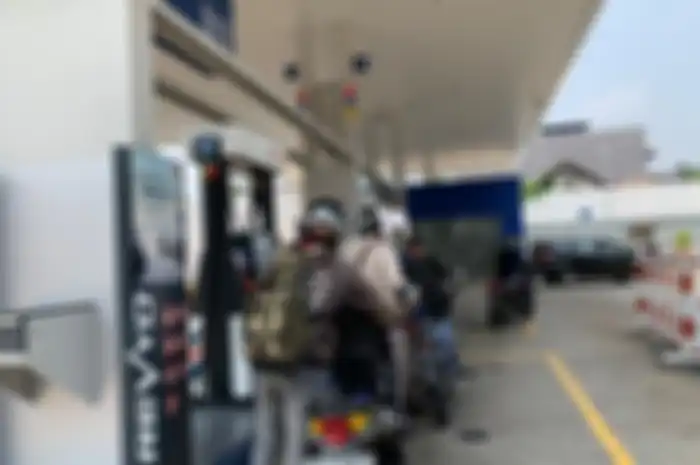 Ilustrasi pemotor beli bensin Revvo 89 di SPBU Vivo.