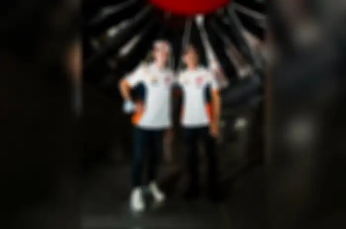 Marc Marquez (kanan) dan Pol Espargaro (kiri) foto bareng jelang MotoGP Jepang 2022.