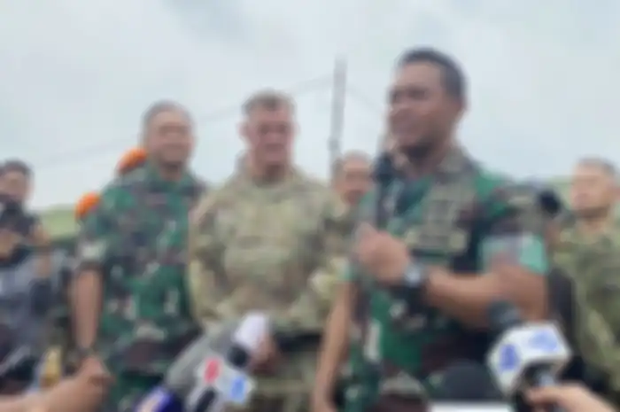 Panglima TNI Andika Perkasa bersama Komandan United States Army Pacific Jenderal Charles Flynn di Puslatpur TNI AD di Baturaja, Martapura, Kabupaten OKU, Sumatera Selatan, Rabu (3/8/2022).