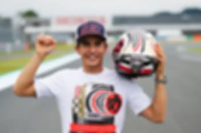 Marc Marquez bersama helm edisi spesial untuk MotoGP Jepang 2022